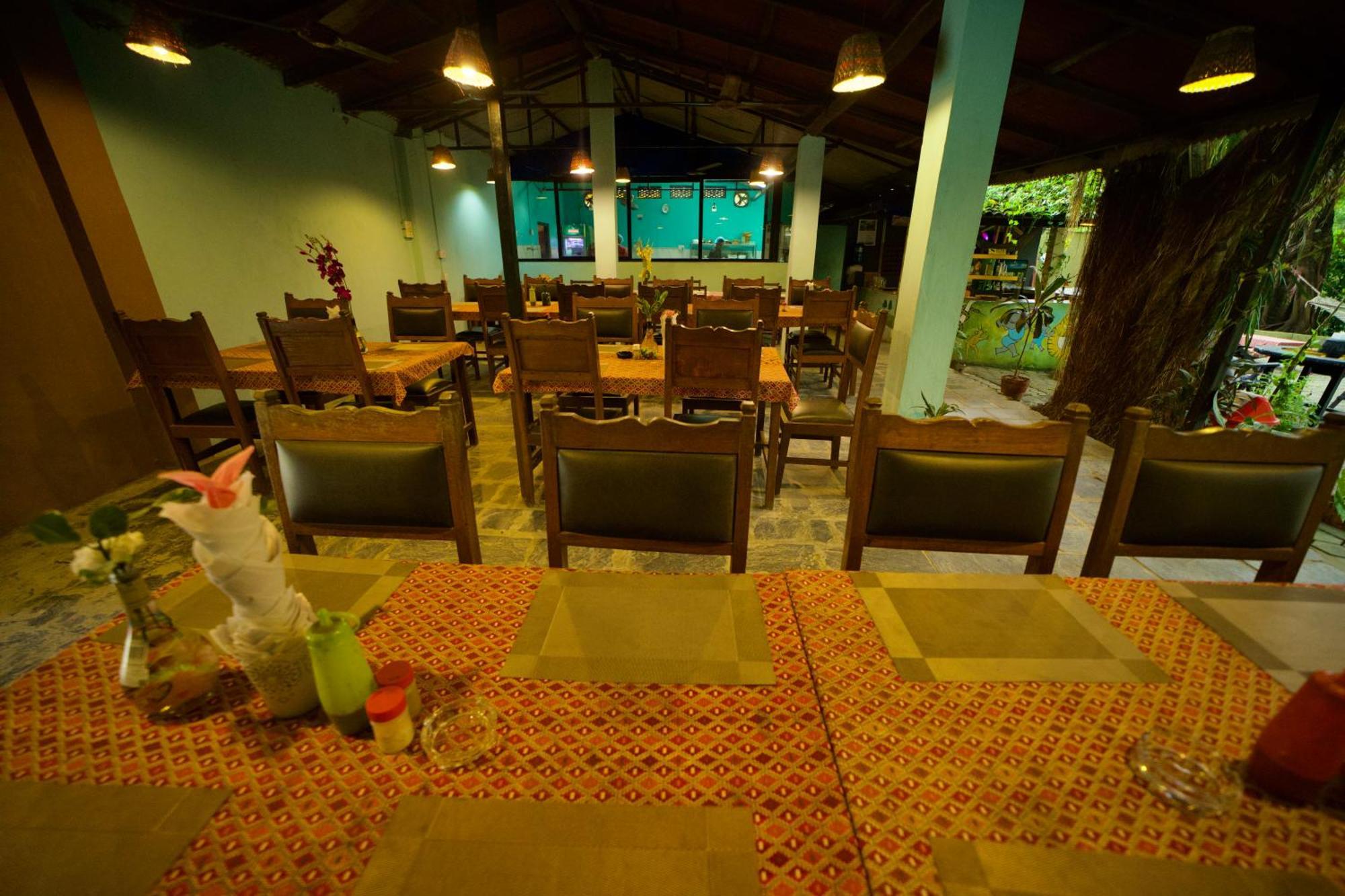 Chitwan Gaida Lodge - Animal Lovers & Birdwatchers Paradise Sauraha Ngoại thất bức ảnh